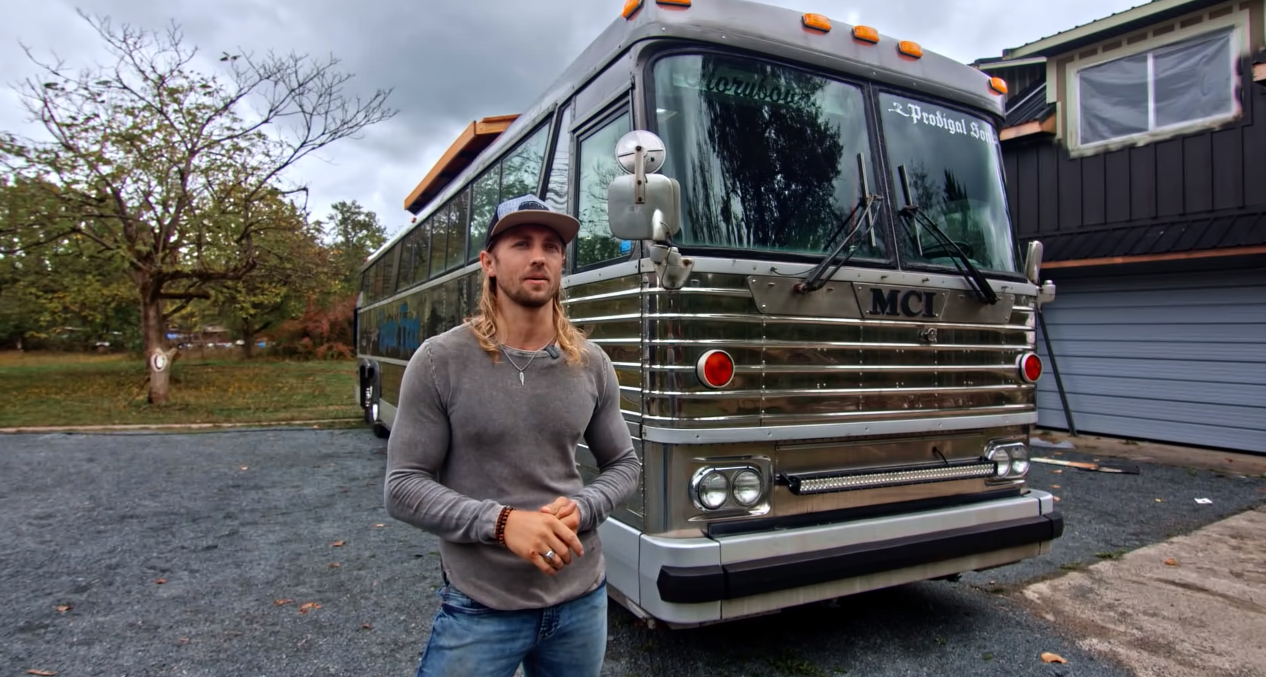 Ентузіаст перетворив старий автобус на розкішний автобудинок: дивіться, що з цього вийшло