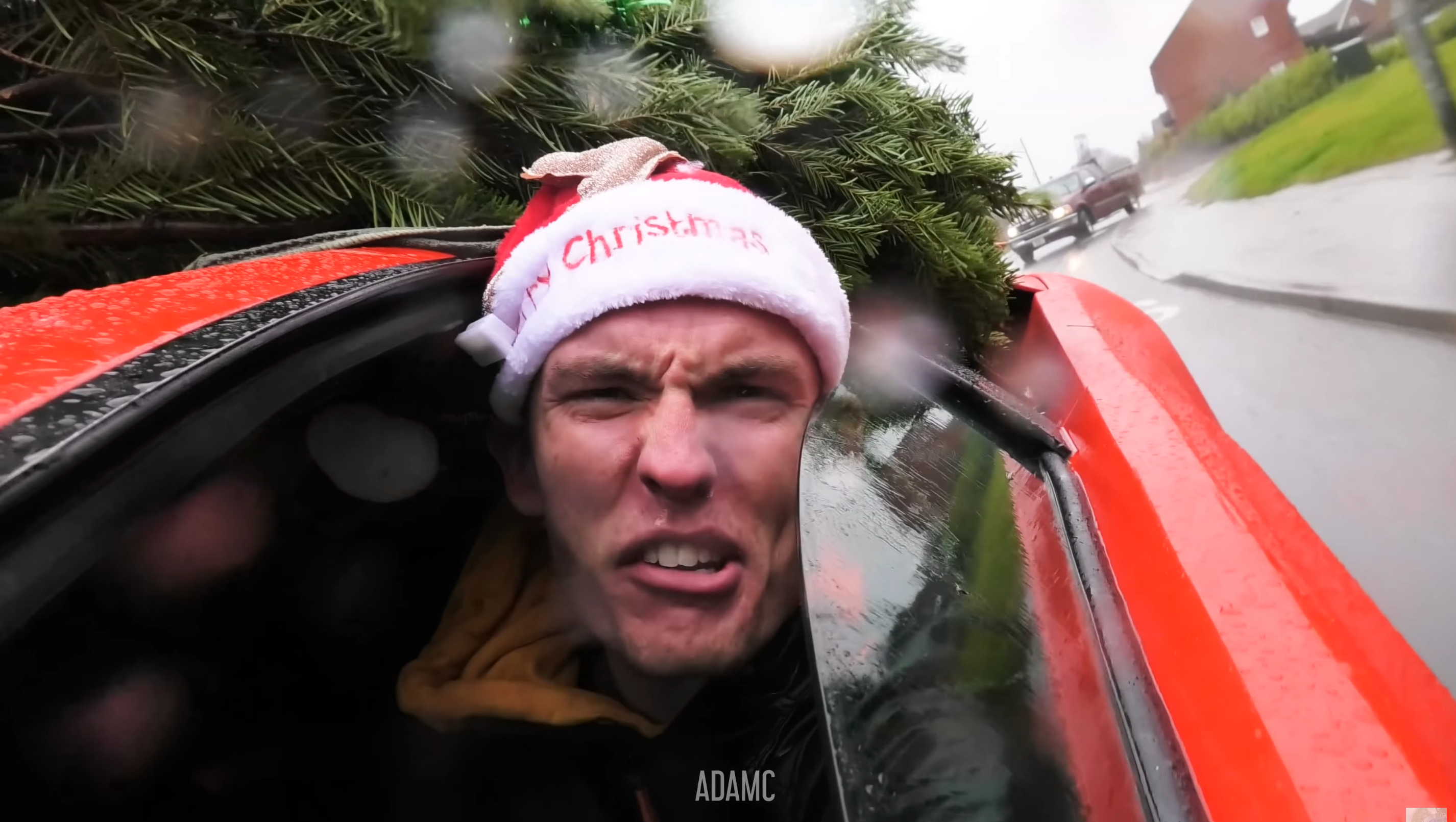 Дивіться, як блогери везли різдвяну ялинку на репліці Lamborghini: кумедне відео