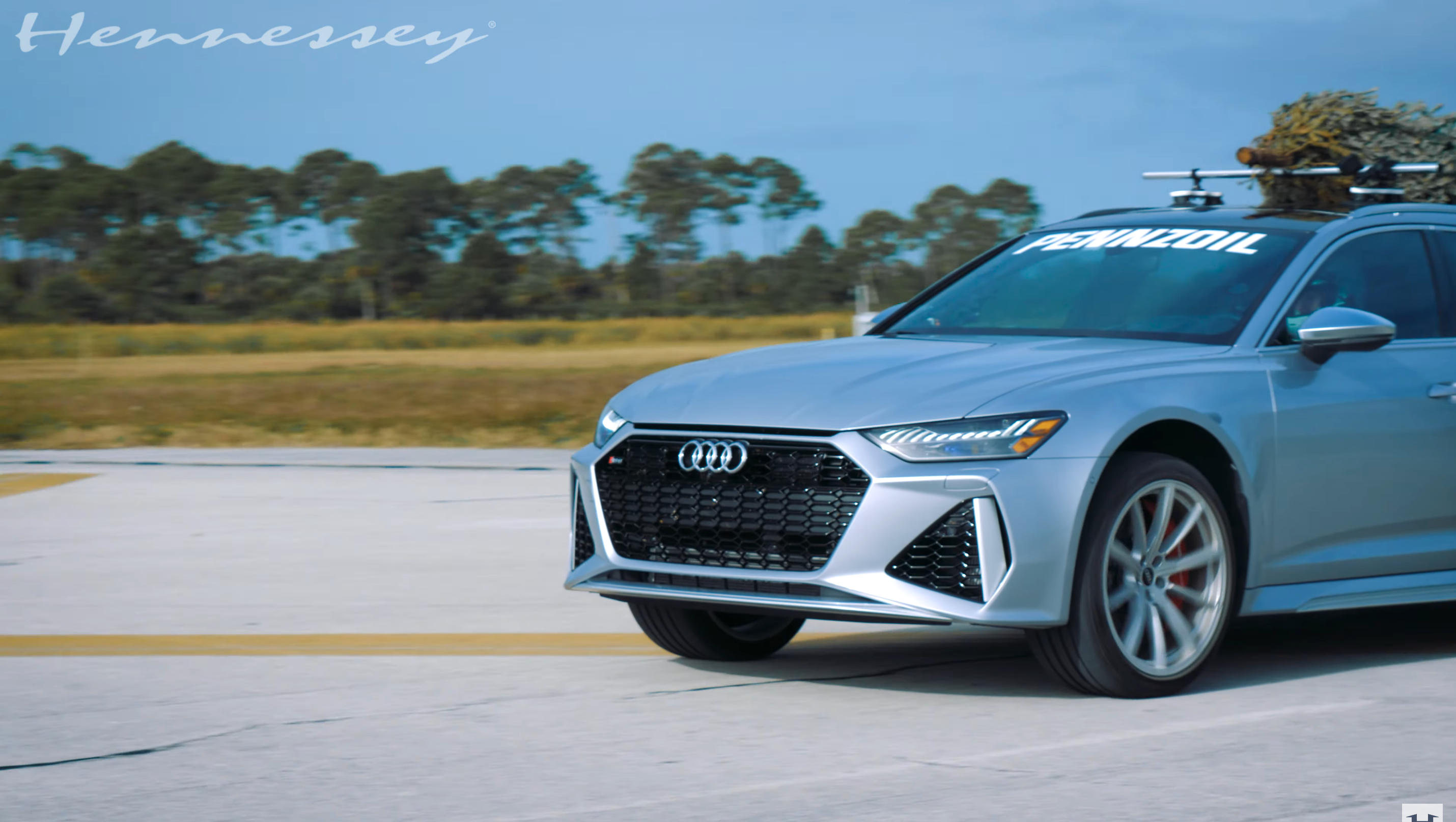 Різдвяну ялинку покатали на даху 800-сильної Audi RS6 Avant