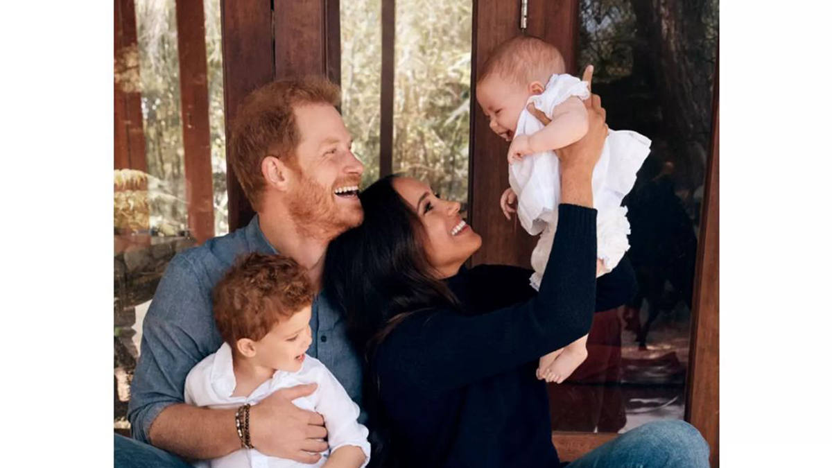 Меган Маркл та принц Гаррі показали різдвяну листівку, на якій вперше показали доньку