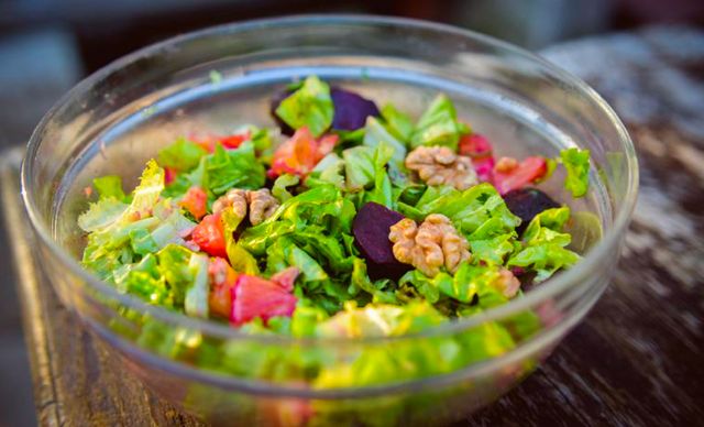 Салати без майонезу на Новий рік 2025: прості рецепти корисних страв - фото 489623