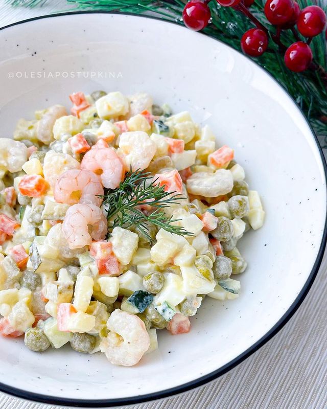 Олів'є на Новий рік 2025: прості та цікаві рецепти приготування салату у фото - фото 489631