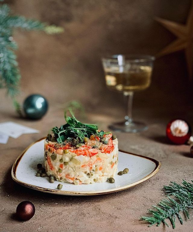 Олів'є на Новий рік 2025: прості та цікаві рецепти приготування салату у фото - фото 489632