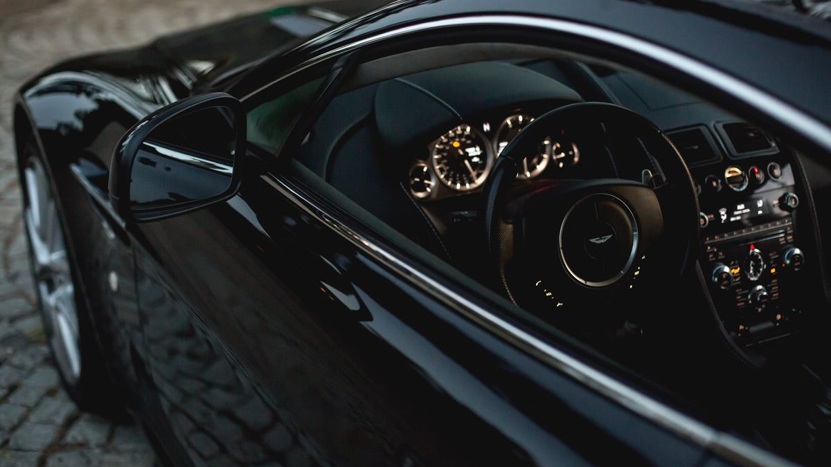 Так звучатиме новий Aston Martin Vantage с V12 - фото 1