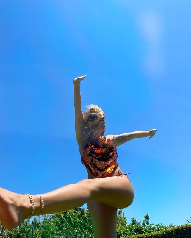 Співачка Ріта Ора в купальнику блискуче привітала зі святами: фото - фото 489698