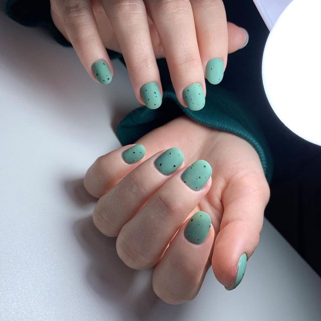 Манікюр на зиму 2022: модні ідеї дизайну нігтів у фото - фото 489761