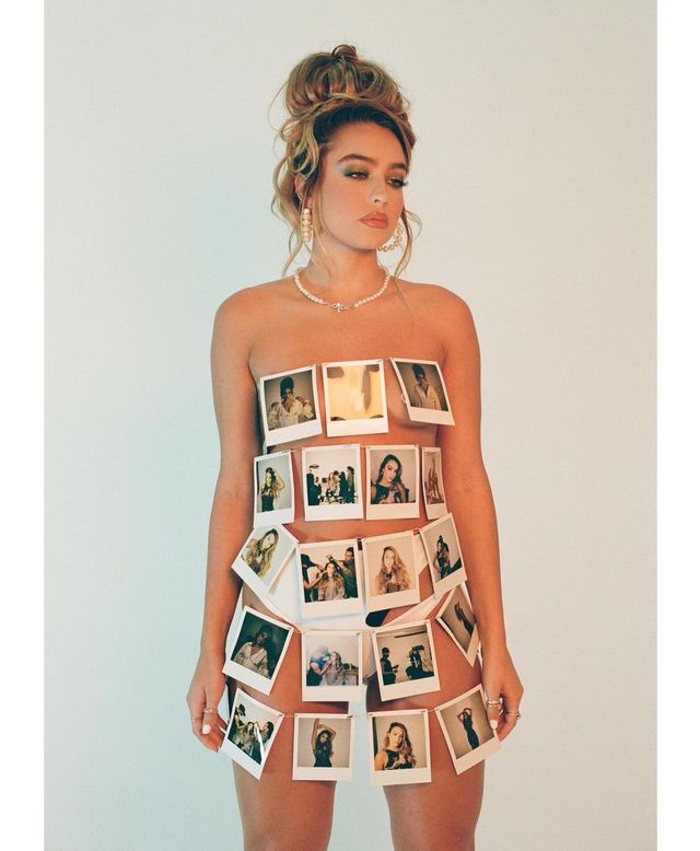 Фотографії замість одягу: модель здивувала різдвяною 'сукнею' 18+ - фото 489764