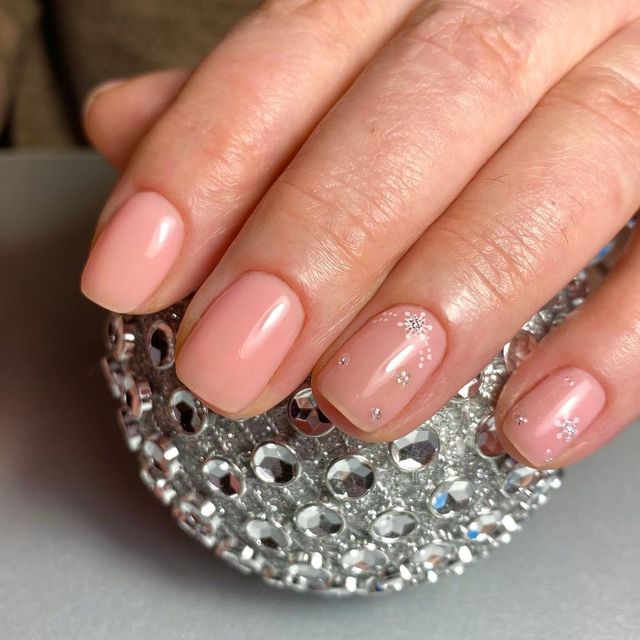 Манікюр на зиму 2022: модні ідеї дизайну нігтів у фото - фото 489783
