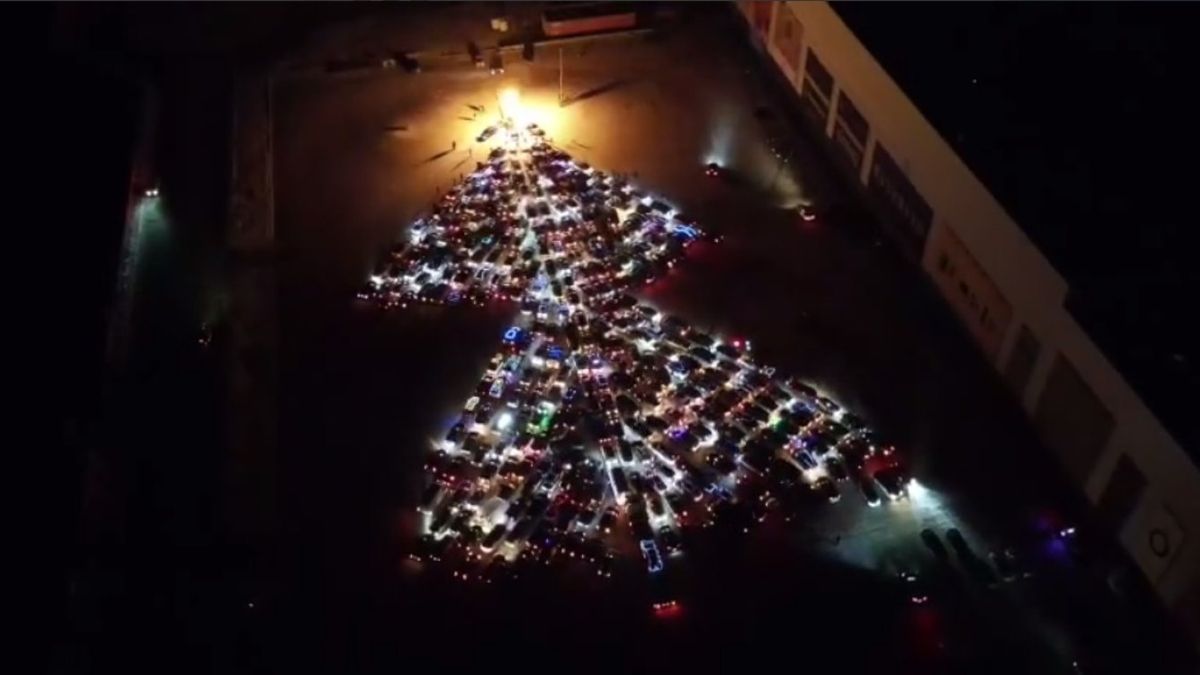 У Києві з 300 автомобілів створили яскраву новорічну ялинку: атмосферні кадри з дрона - фото 1
