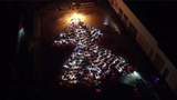 У Києві з 300 автомобілів створили яскраву новорічну ялинку: атмосферні кадри з дрона