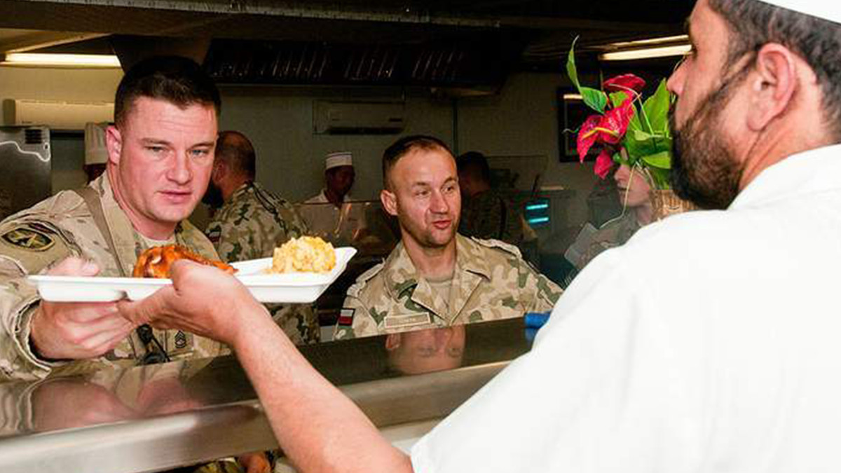 У їдальні бази ВПС США поставили роботизовану руку, яка готує їжу та збирає обіди - фото 1