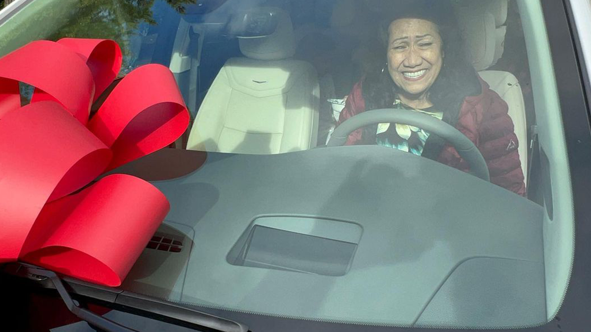 Дуейн Джонсон подарував мамі розкішний Cadillac CT5