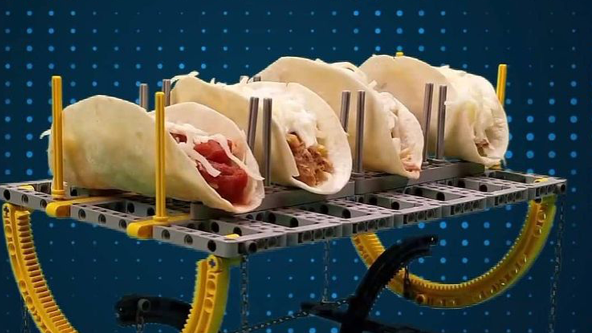 Ютубер створив LEGO-фабрику зі збирання будинків з огірків, складання піци та тако