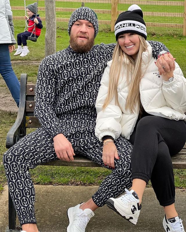 Конор Мак-Грегор з'їздив у гості до мами на розкішному Lamborghini: фотозвіт бійця - фото 490038