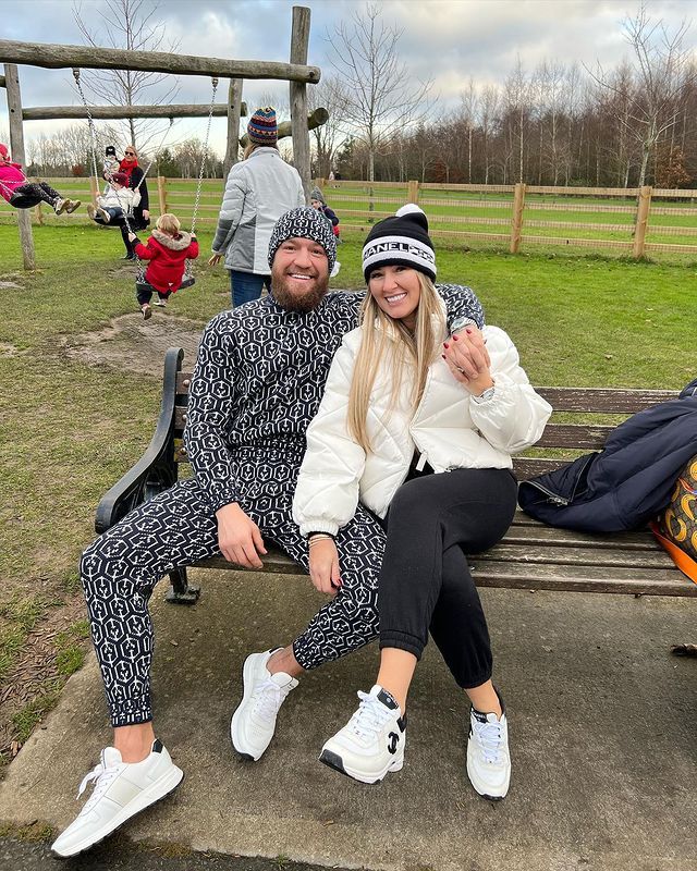 Конор Мак-Грегор з'їздив у гості до мами на розкішному Lamborghini: фотозвіт бійця - фото 490039