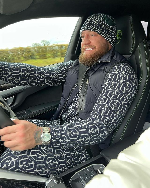 Конор Мак-Грегор з'їздив у гості до мами на розкішному Lamborghini: фотозвіт бійця - фото 490041