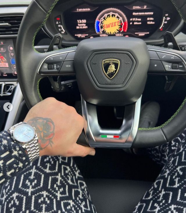 Конор Мак-Грегор з'їздив у гості до мами на розкішному Lamborghini: фотозвіт бійця - фото 490042