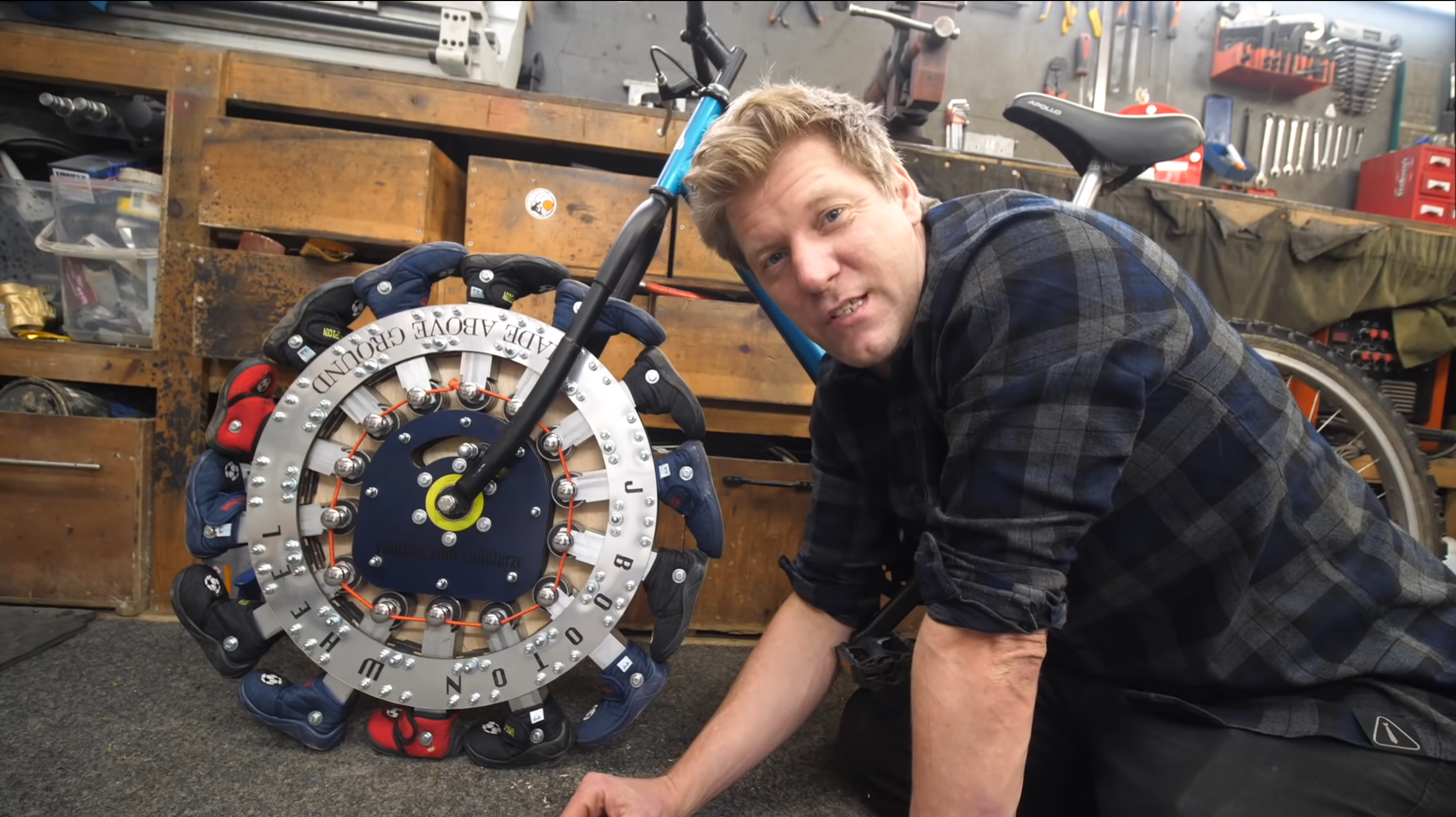 Ентузіаст зробив велосипед, який їздить за допомогою десятка малих ніг