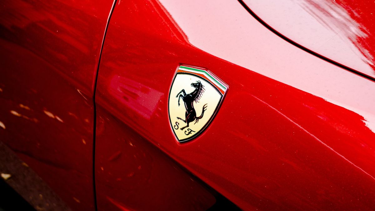Логотип присвятять 75-річчю Ferrari - фото 1