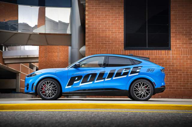 Поліцейські Нью-Йорка отримали електричні Ford Mustang - фото 490190