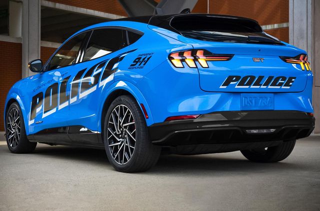 Поліцейські Нью-Йорка отримали електричні Ford Mustang - фото 490191