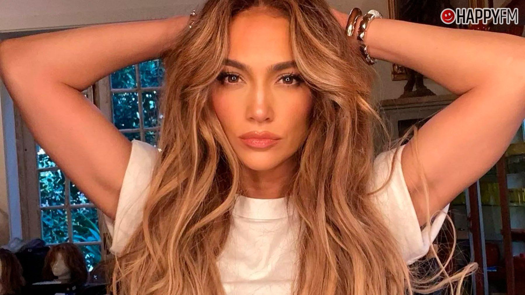 Дженніфер Лопес позувала на барному кріслі у сміливому боді