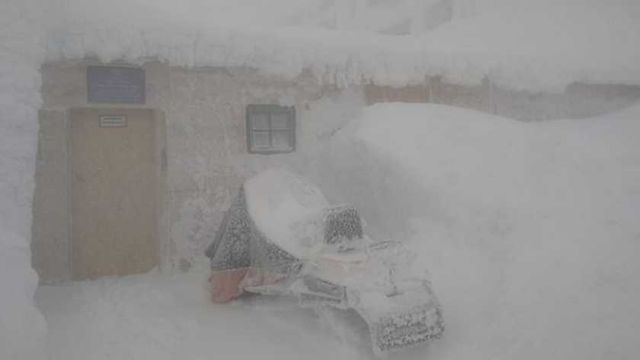 Карпати замело снігом під два метри: дивовижні фото - фото 490426