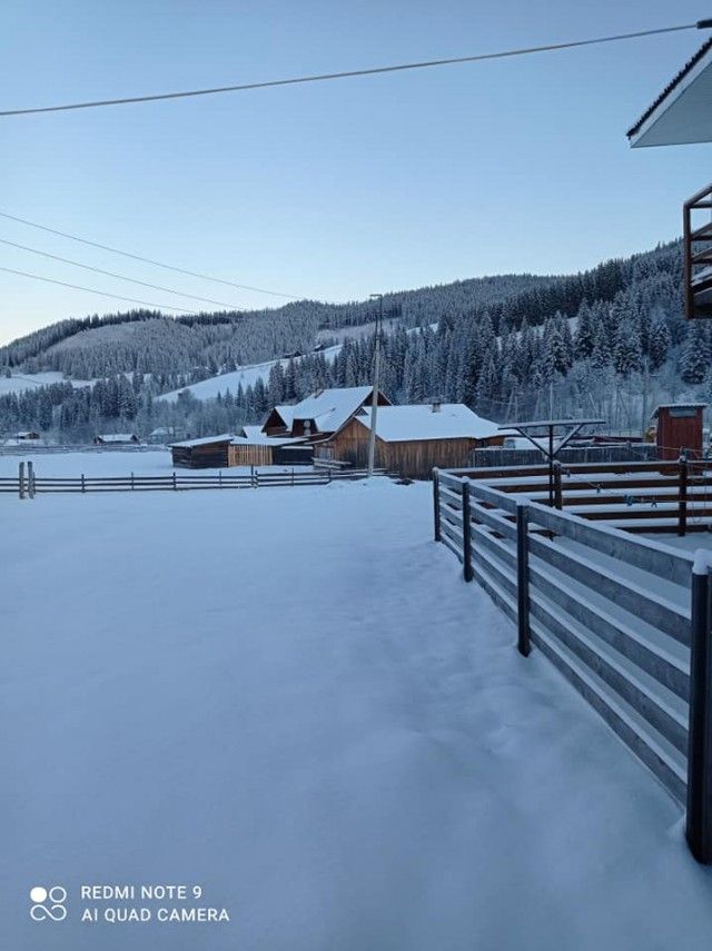 Карпати замело снігом під два метри: дивовижні фото - фото 490427