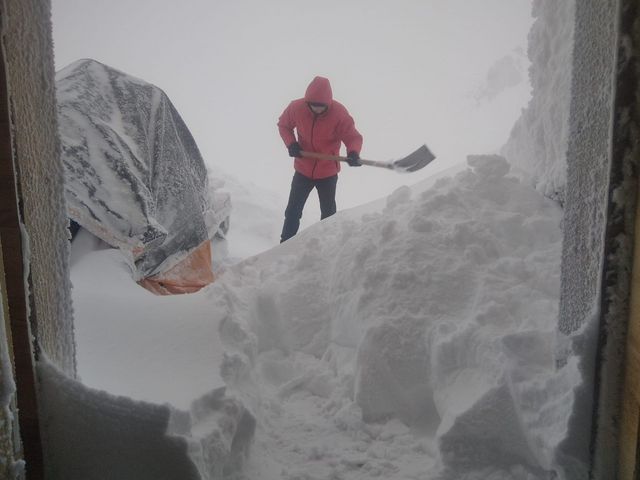 Карпати замело снігом під два метри: дивовижні фото - фото 490428