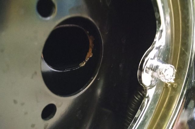 У Tesla виявили нову проблему: в електромобілів 'ржавіє' пластик - фото 490451