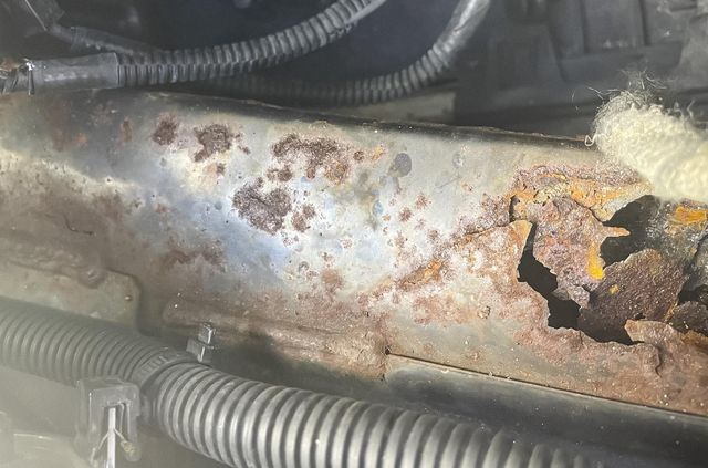 У Tesla виявили нову проблему: в електромобілів 'ржавіє' пластик - фото 490456