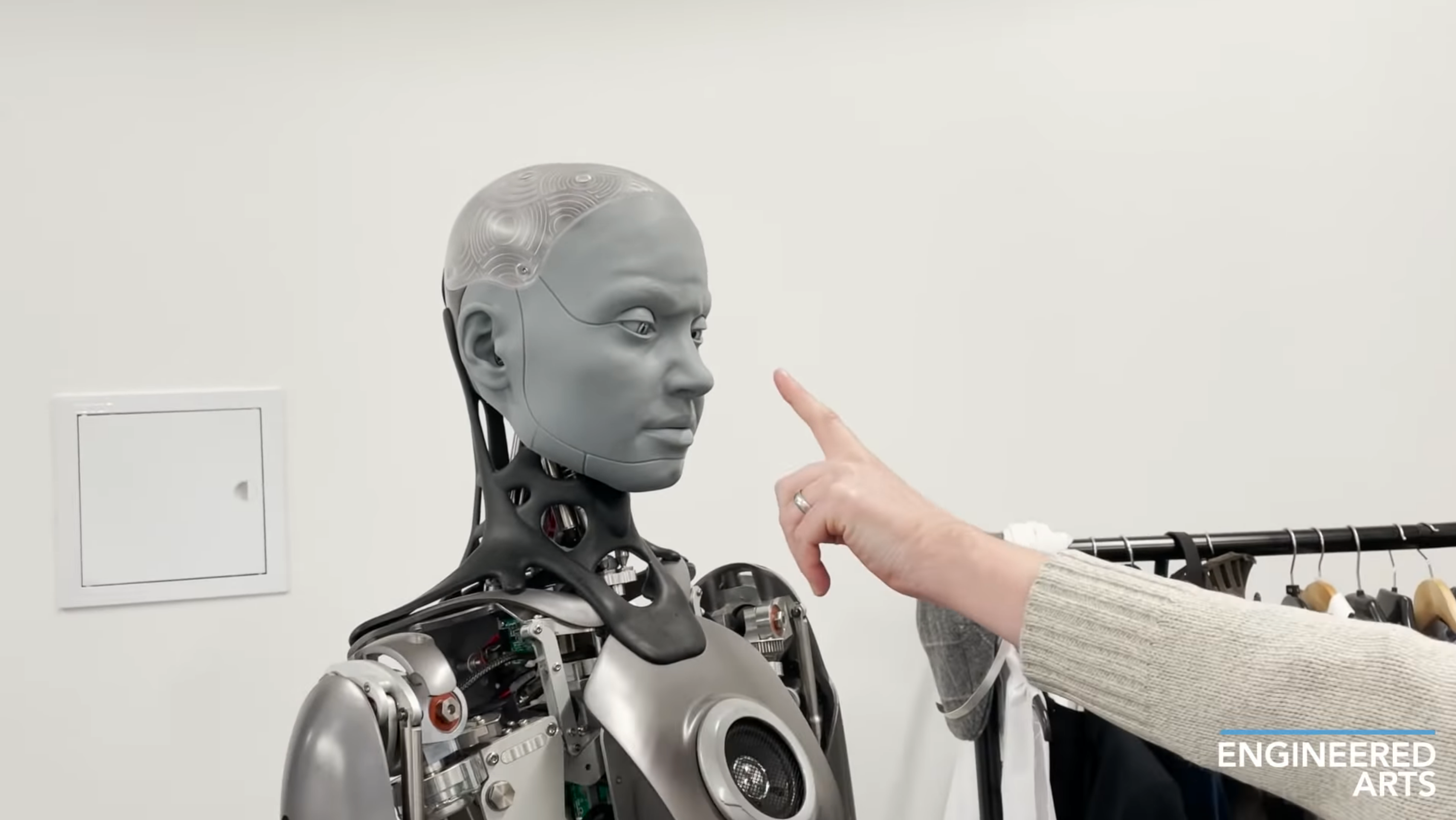 Роботу не сподобалося втручання в його особистий простір - фото 1