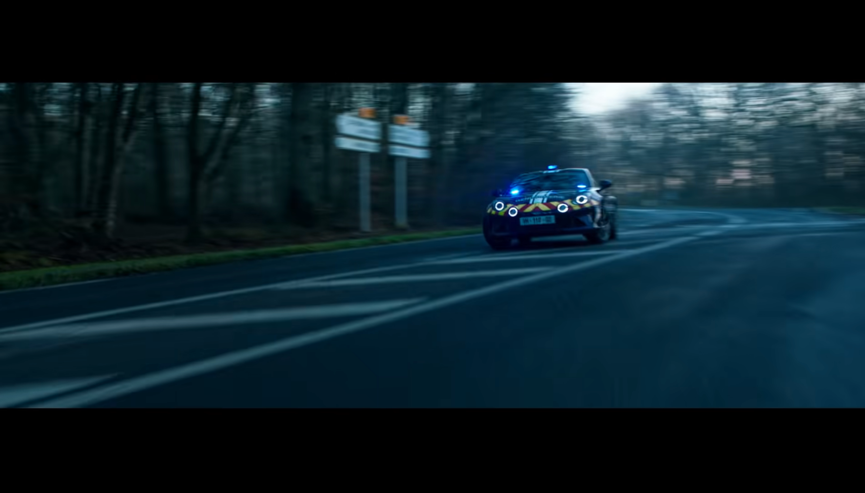 Пілот проїхався на новенькому поліцейському Alpine A110 - фото 1