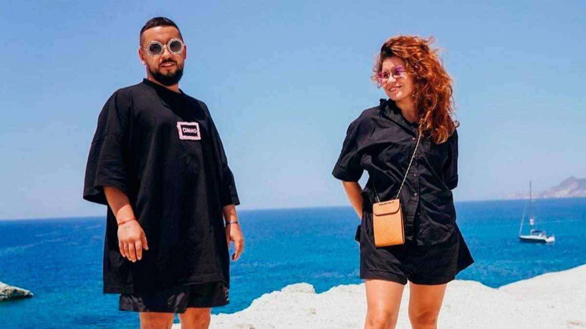 Дружина Монатіка похвалилася фігурою у чорно-білому бікіні