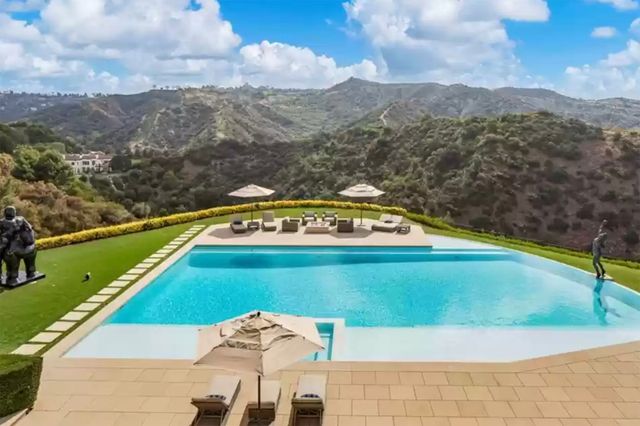 Адель купила будинок Сталлоне у Беверлі-Хіллз: дивіться, як виглядає маєток зсередини - фото 490987