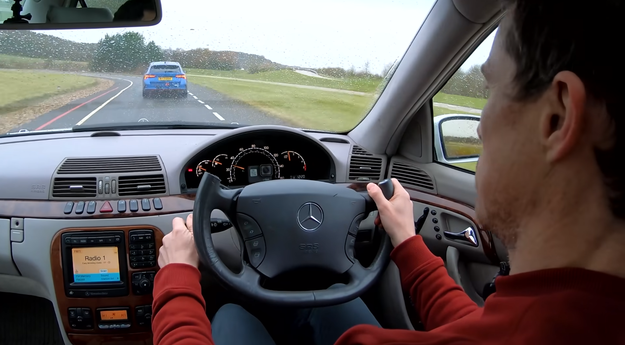 На Mercedes-Benz S-класу встановили штурвал замість керма: дивіться, що з цього вийшло - фото 1