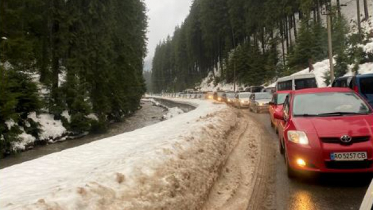 До озера Синевир утворилися величезні затори: ситуація на дорогах у фото
