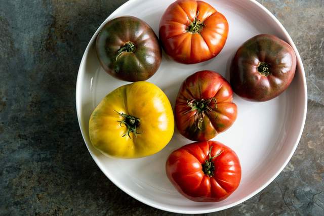 Чому помідори не можна тримати у холодильнику: багато хто зберігає томати неправильно - фото 491056