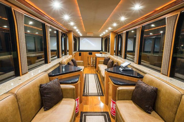 На продаж виставили розкішний 22-колісний будинок на колесах Вілла Сміта - фото 491072