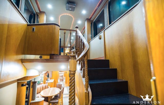 На продаж виставили розкішний 22-колісний будинок на колесах Вілла Сміта - фото 491075