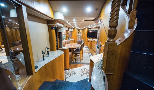 На продаж виставили розкішний 22-колісний будинок на колесах Вілла Сміта - фото 491076