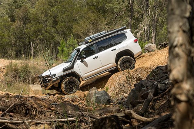 Дивіться, як ентузіаст підвищив прохідність Toyota Land Cruiser 300 агресивним тюнингом - фото 491189