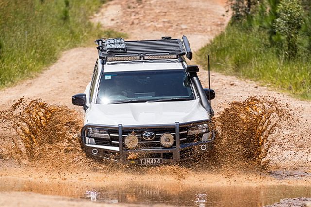 Дивіться, як ентузіаст підвищив прохідність Toyota Land Cruiser 300 агресивним тюнингом - фото 491190