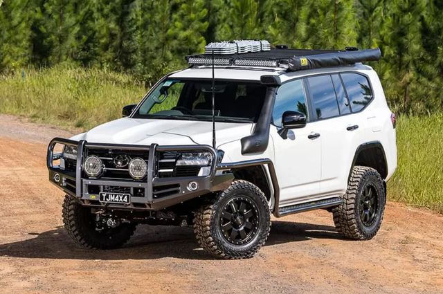 Дивіться, як ентузіаст підвищив прохідність Toyota Land Cruiser 300 агресивним тюнингом - фото 491191