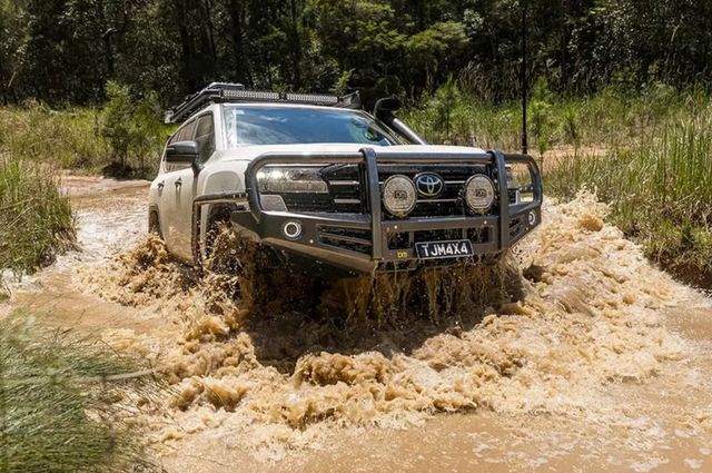 Дивіться, як ентузіаст підвищив прохідність Toyota Land Cruiser 300 агресивним тюнингом - фото 491193