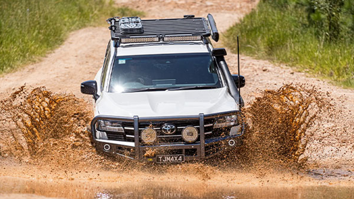 Дивіться, як ентузіаст підвищив прохідність Toyota Land Cruiser 300 агресивним тюнингом