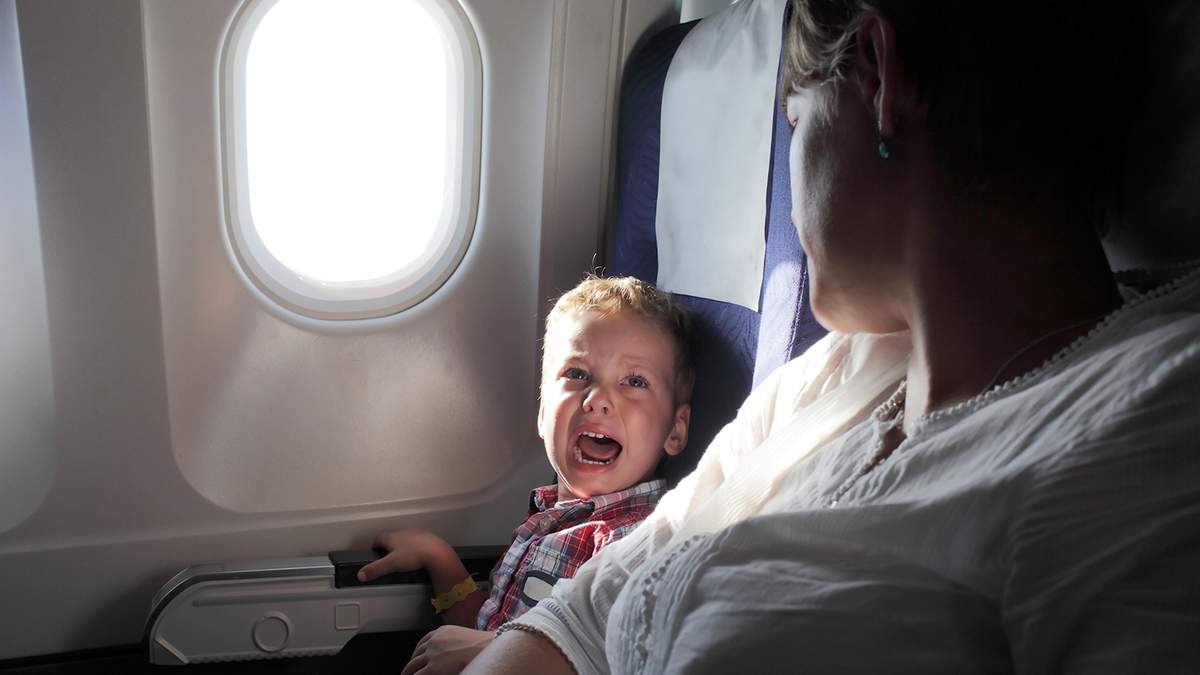 Не обирайте ці місця у літаку, якщо хочете сидіти якомога далі від шумних немовлят - фото 1