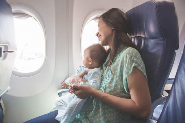 Не обирайте ці місця у літаку, якщо хочете сидіти якомога далі від шумних немовлят - фото 491272
