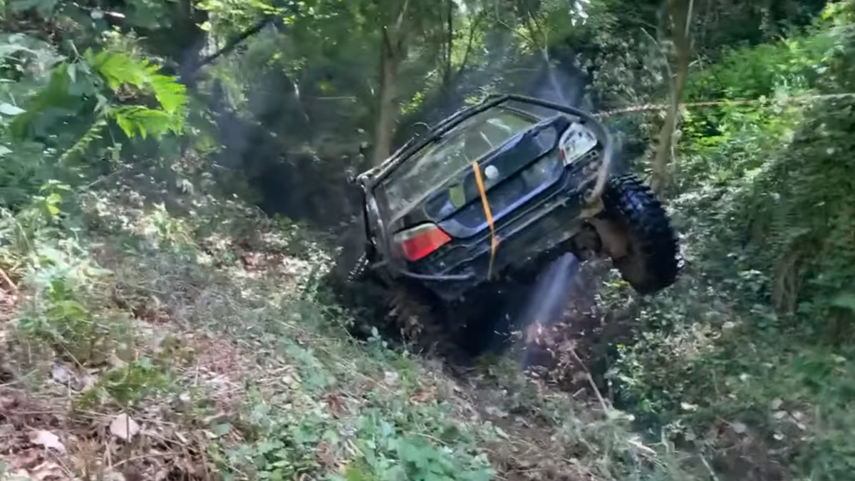 Ви точно ніколи не бачили, як BMW 5-серії долає таке непрохідне бездоріжжя: дивіться відео - фото 1