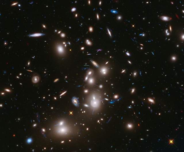 Учені показали на фото, яка масивні галактики спотворюють реальність у космосі - фото 491367